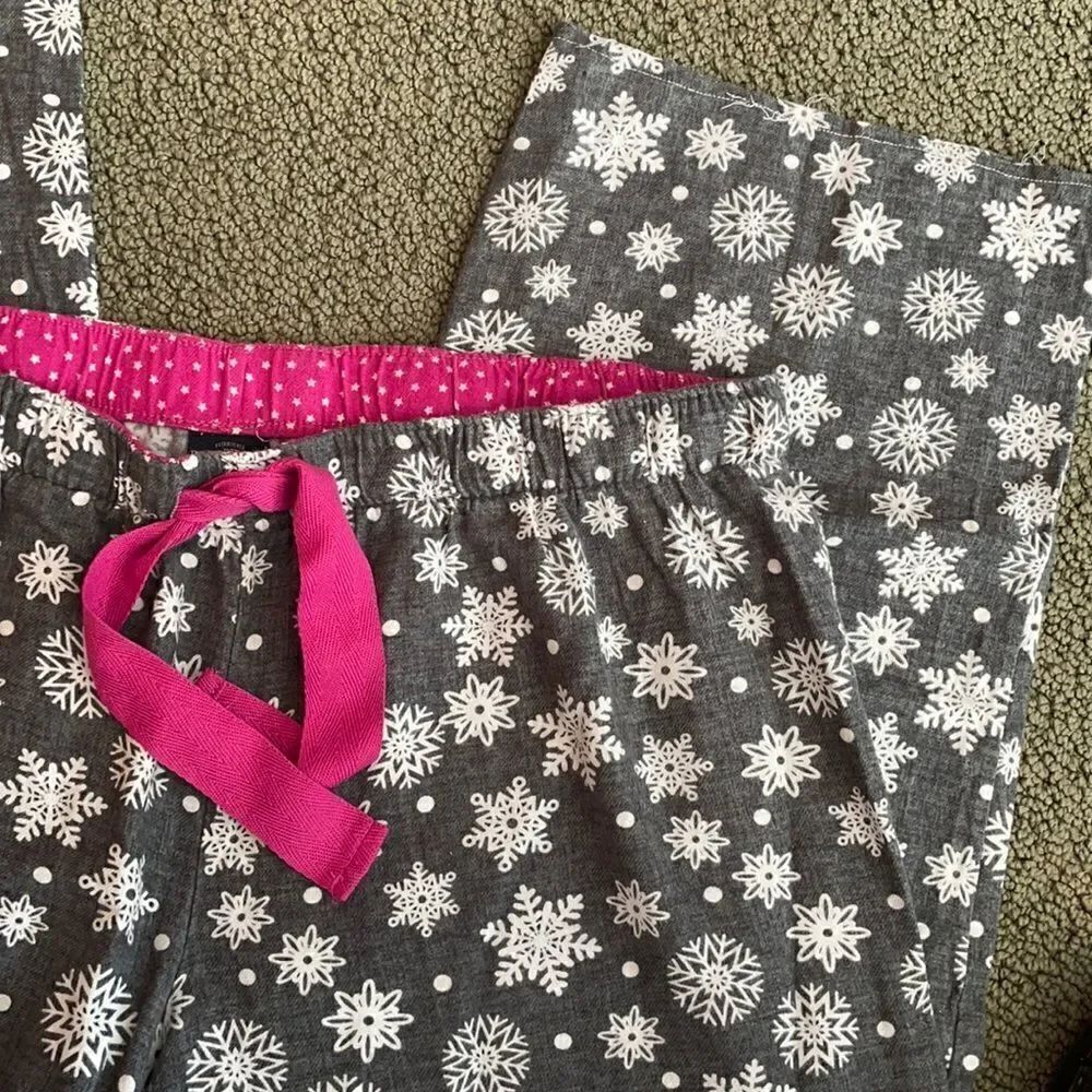 Woman’s PJ Bottoms. Inseam 29, waist 18 (flat lay), hips 24”